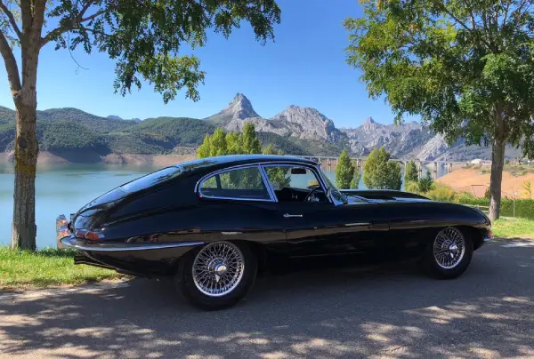 Jaguar E Type S1 FHC